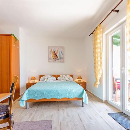 Mare-More Studio W Balcony And Beach Front And View Zadar Bagian luar foto