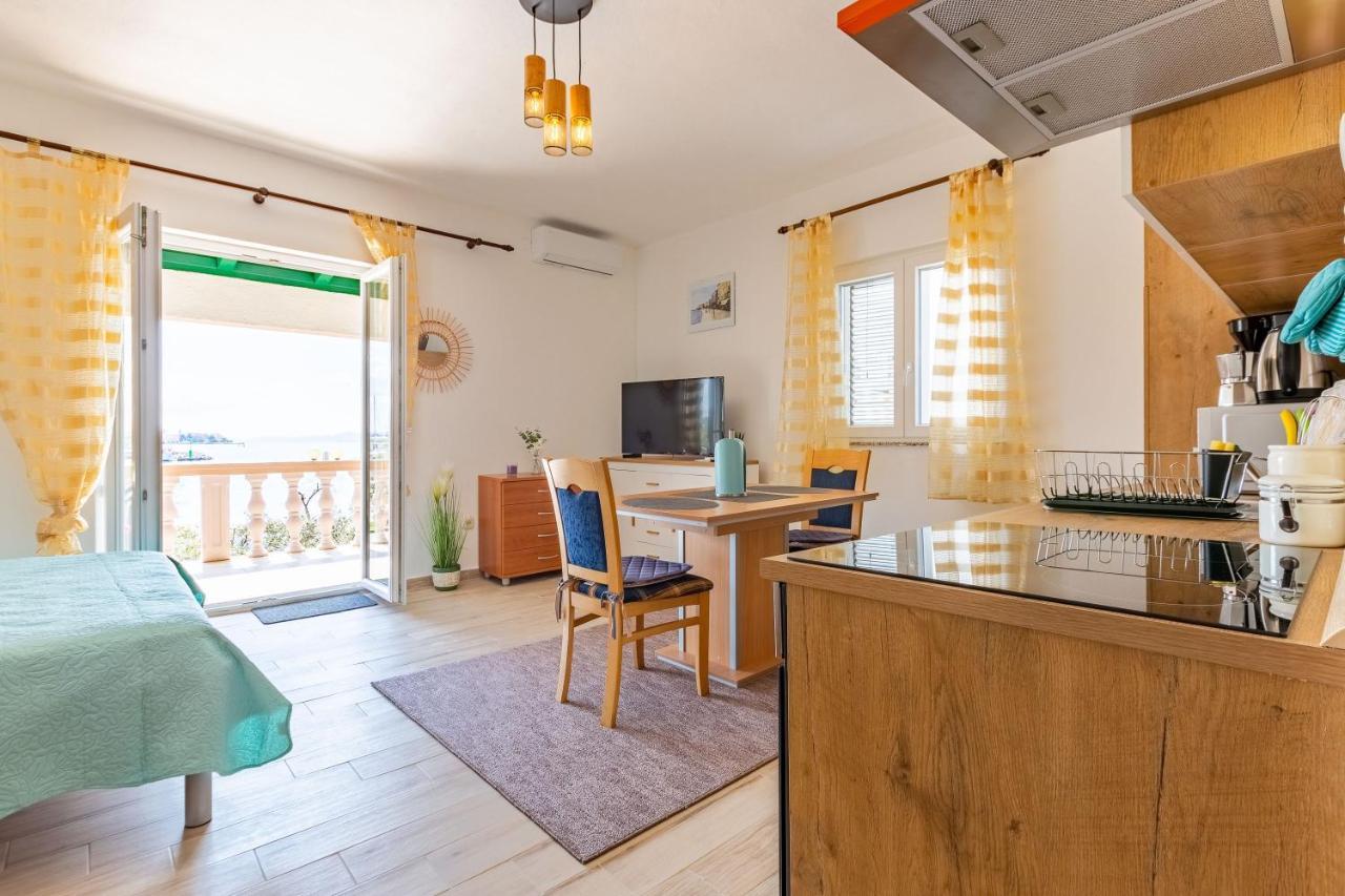Mare-More Studio W Balcony And Beach Front And View Zadar Bagian luar foto