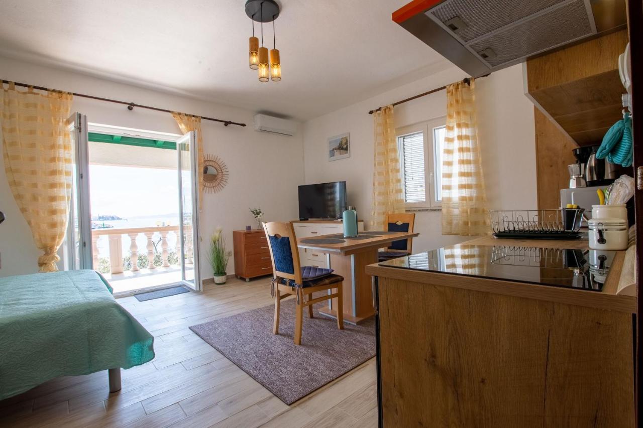 Mare-More Studio W Balcony And Beach Front And View Zadar Bagian luar foto