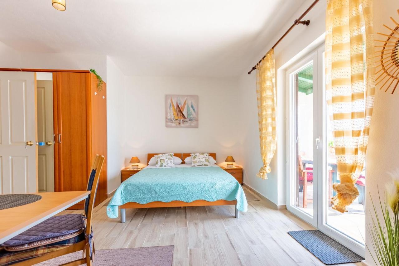 Mare-More Studio W Balcony And Beach Front And View Zadar Bagian luar foto