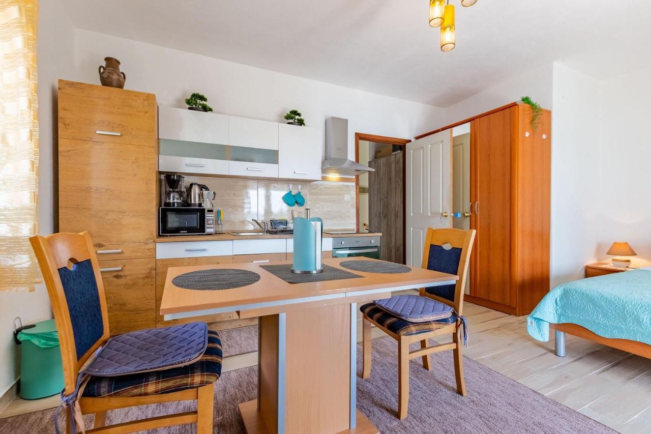 Mare-More Studio W Balcony And Beach Front And View Zadar Bagian luar foto